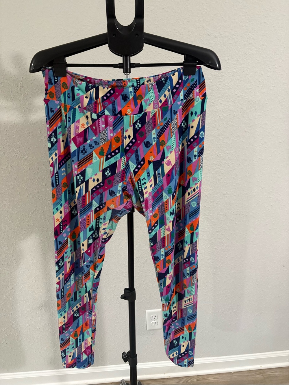 LuLaRoe Disney Snow White Castle leggings